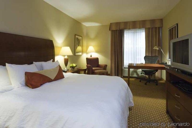 Hilton Garden Inn Блумингтън Стая снимка